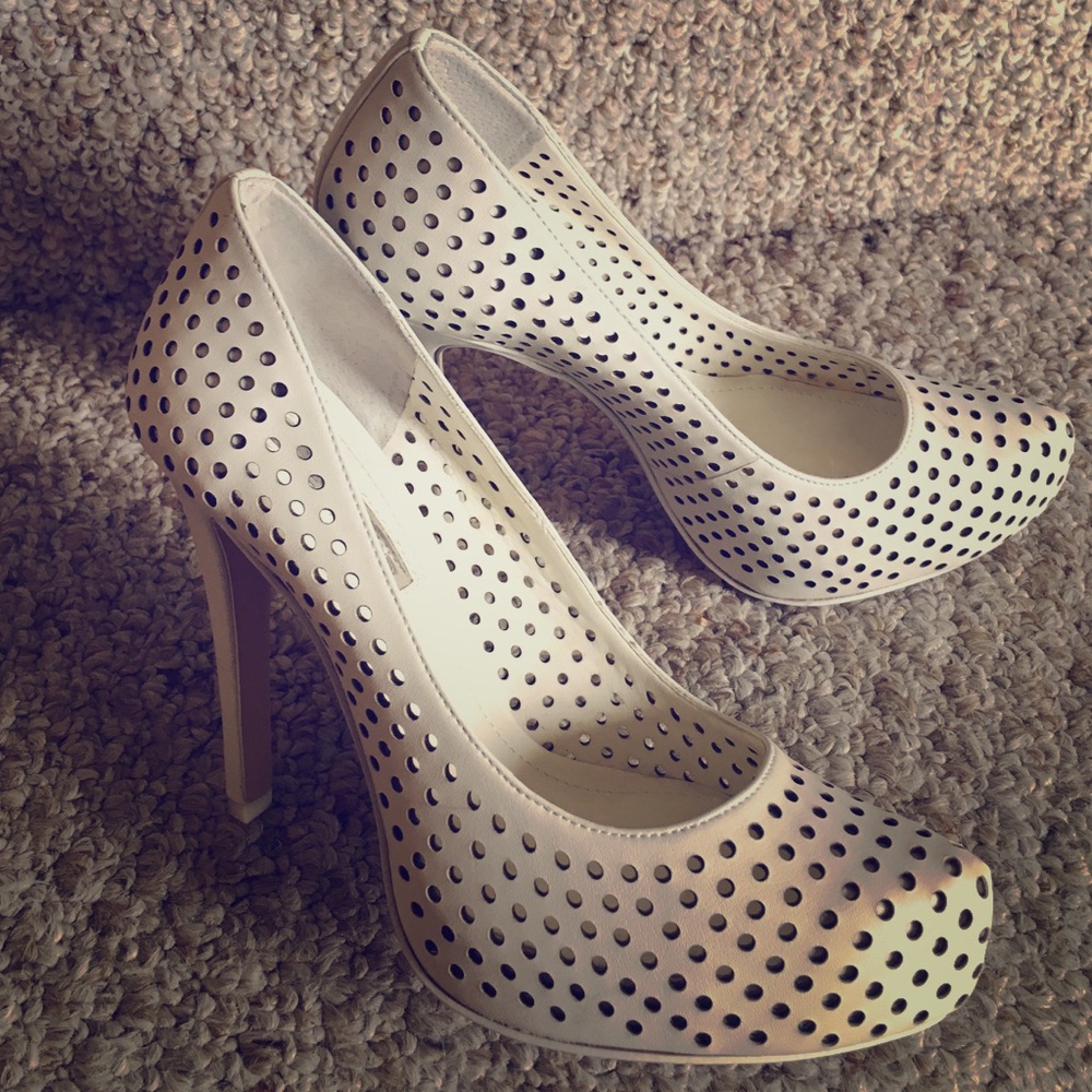💕White lace-cut leather BCBGeneration pumps!